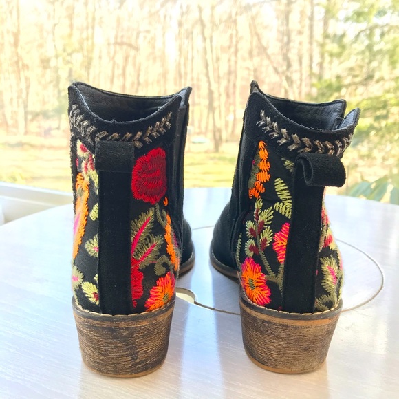 Open toe shoe booties fits like a 6 - Picture 2 of 5